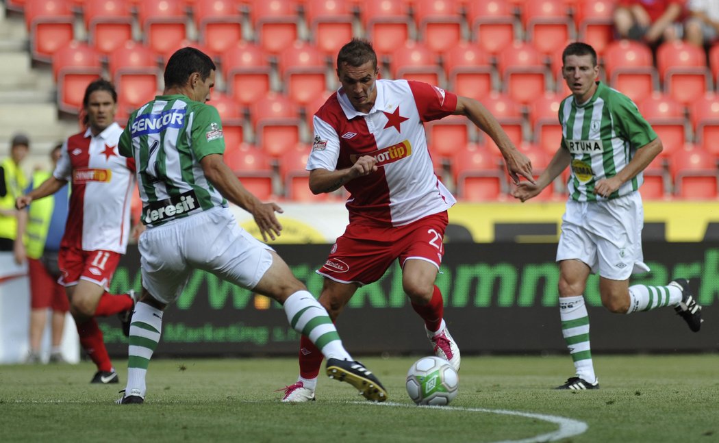 První kolo první fotbalové ligy Bohemians 1905 - SK Slavia Praha 16. července v Praze. Peter Grajciar ze Slavie (uprostřed) v souboji s Josefem Jindřiškem z Bohemians 1905 (vlevo).