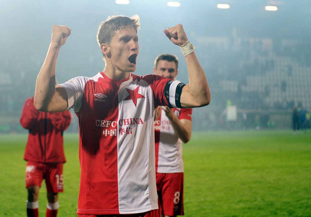 Kapitán Slavie Milan Škoda takhle slavil výhru svého týmu ve vršovickém derby na hřišti Bohemians