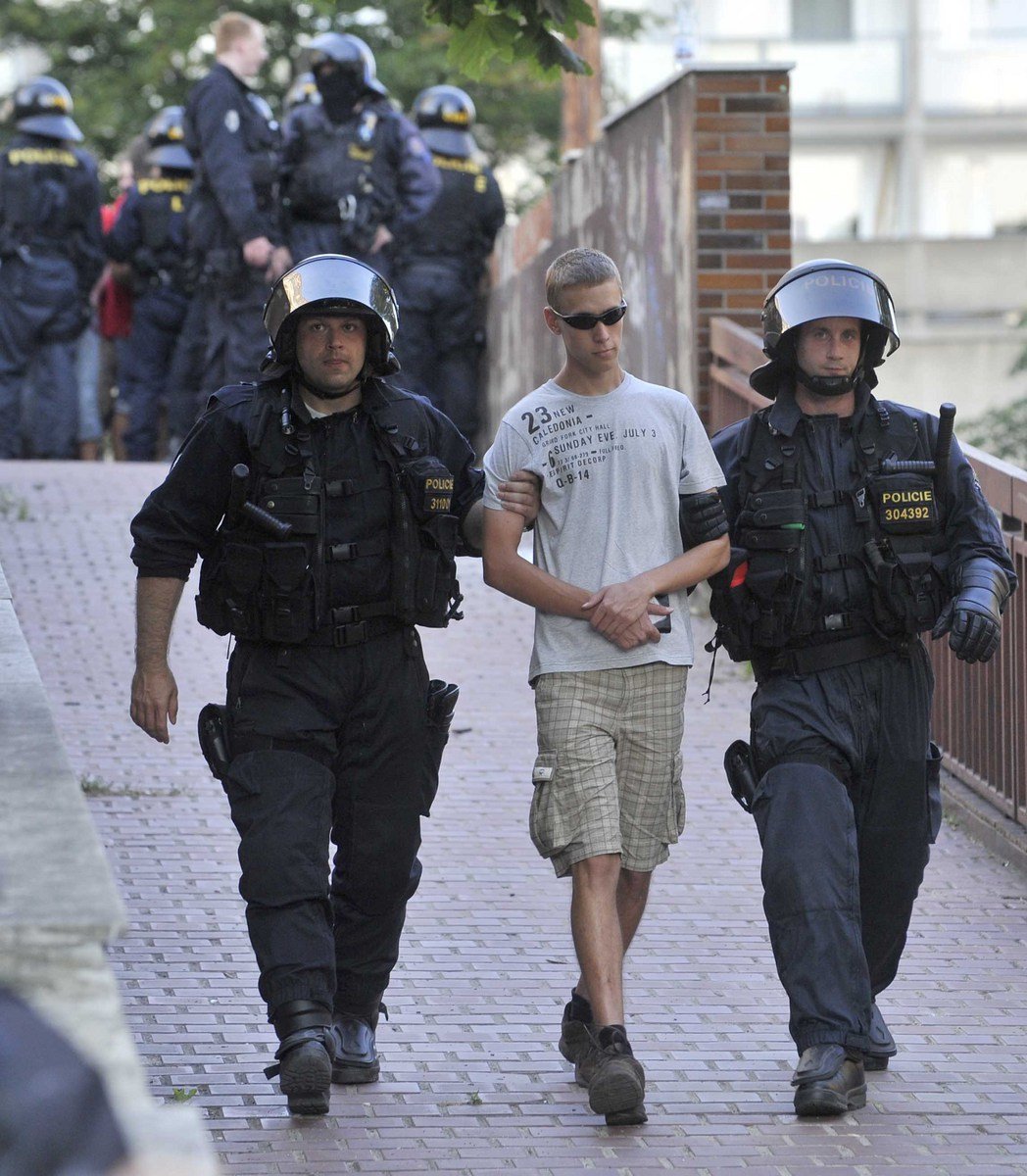 Zatčený fanoušek v rukách policie.