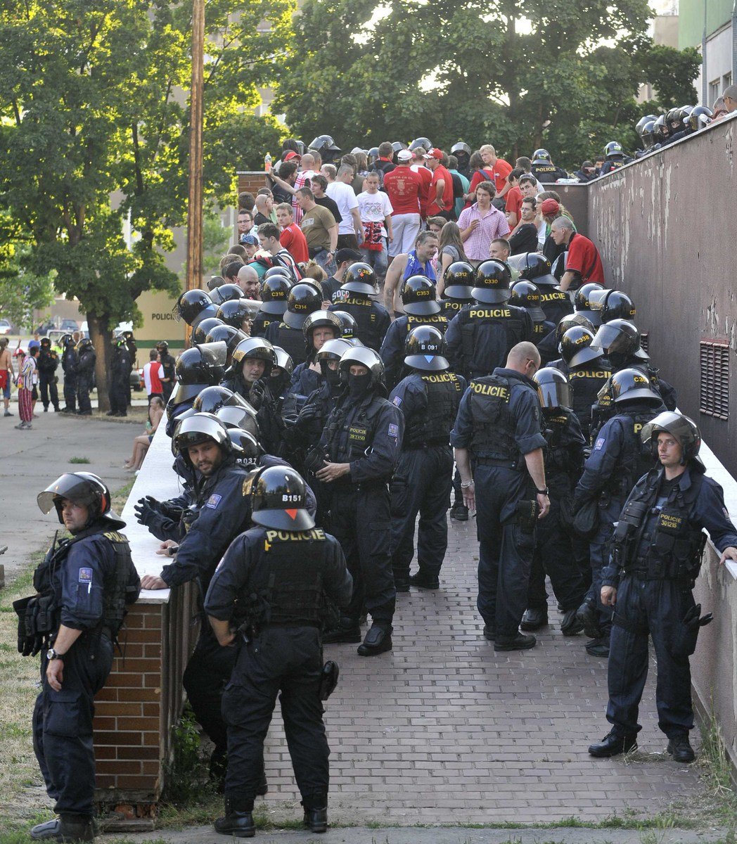 Policisté hlídají fanoušky obou týmů.