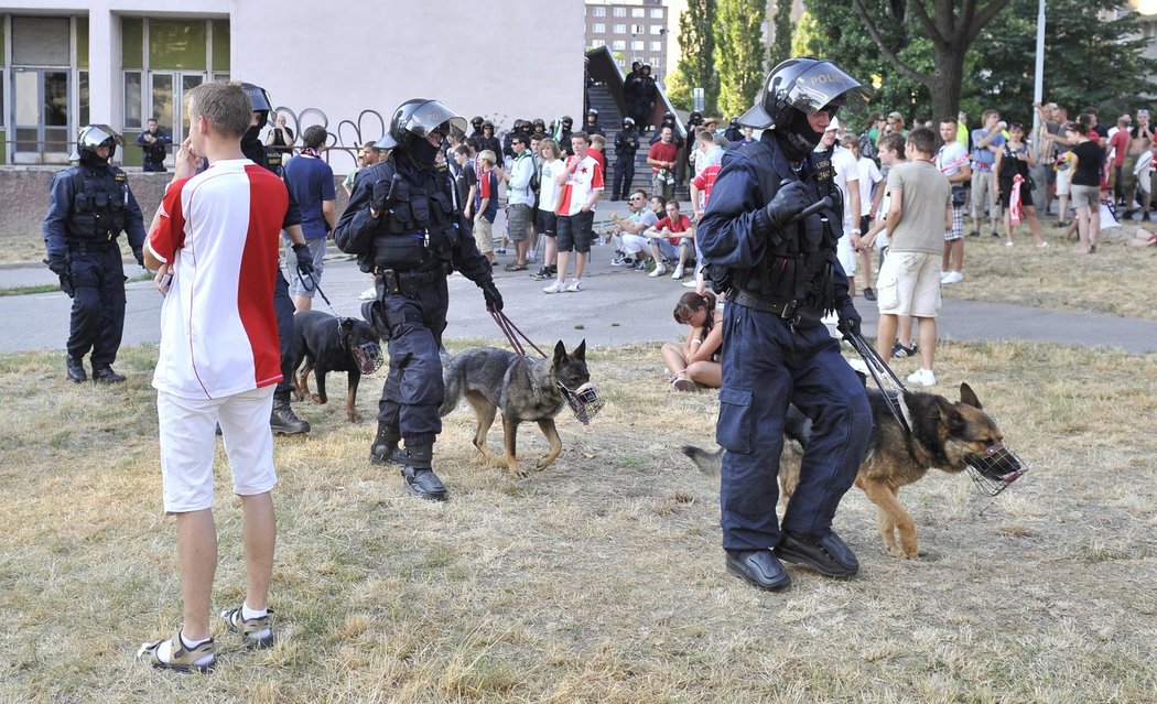 Policisté hlídají pořádek v ulicích Prahy.