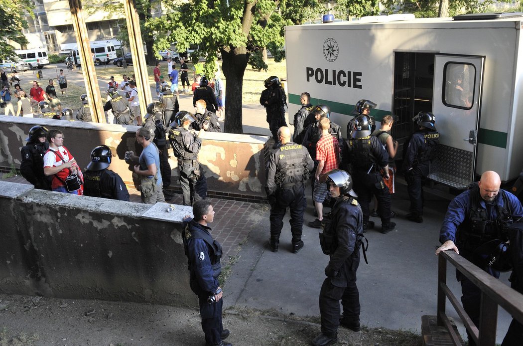 Přes osmdesát příznivců bylo odvezeno na policejní služebny