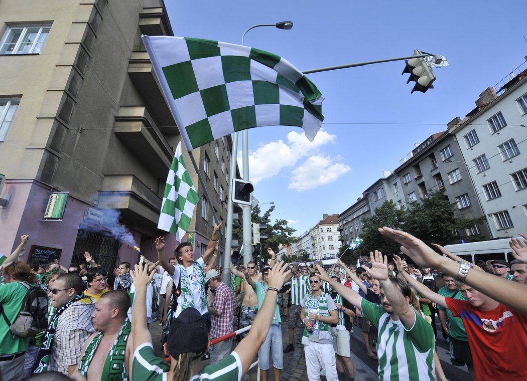 Příznivci Bohemians při pochodu do Ďolíčku.