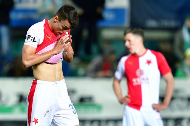 Zklamaný útočník Slavie Petar Musa v utkání na hřišti Bohemians Praha Zklamaný útočník Slavie Petar Musa v utkání na hřišti Bohemians Praha