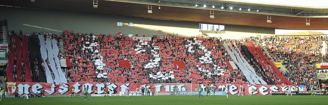 Choreo domácích fanoušků.