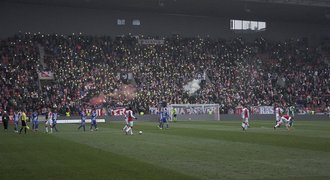 Tma v Edenu, přesto podívaná! Slávisté osvětlili stadion mobily