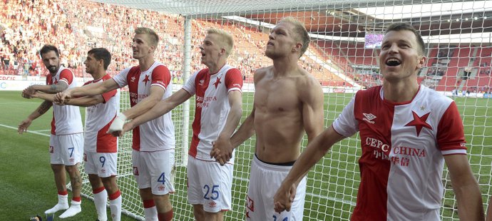 Fotbalisté Slavie děkují svým fanouškům po jasné výhře nad Mladou Boleslaví