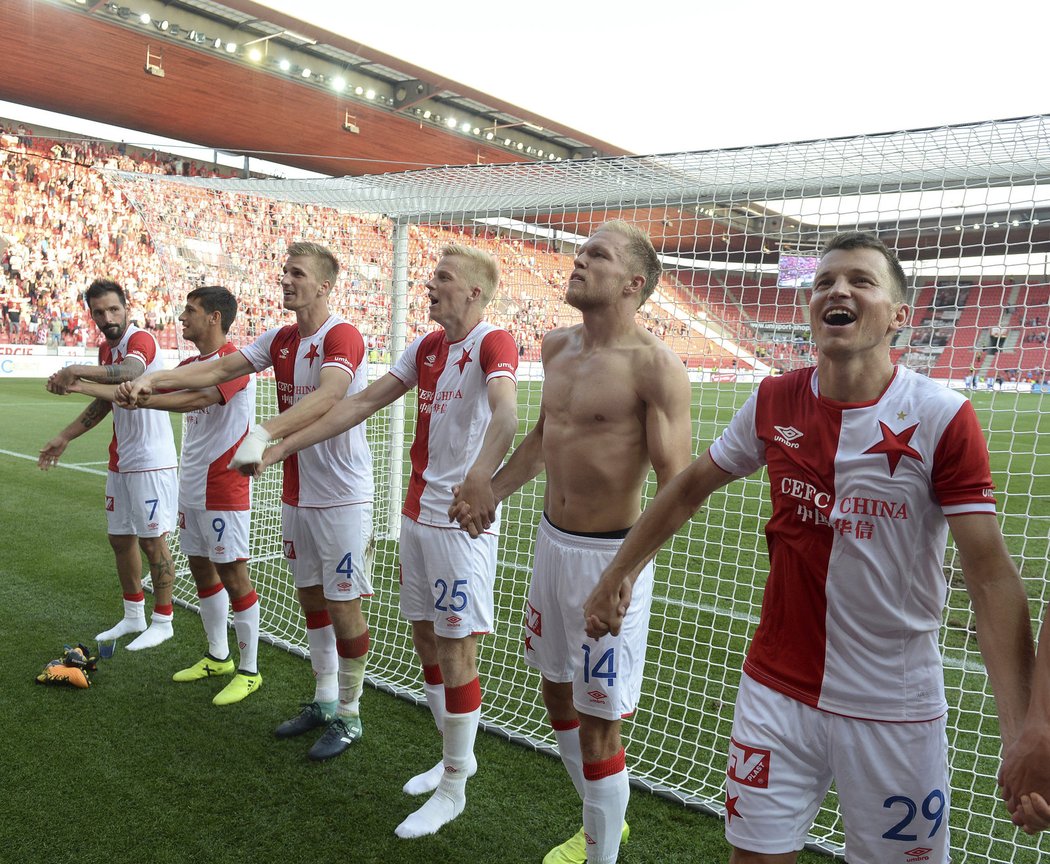 Fotbalisté Slavie děkují svým fanouškům po jasné výhře nad Mladou Boleslaví