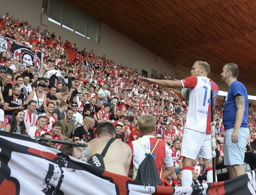 Tribuna Sever dlouho vyvolávala jméno dvougólového Micka van Burena