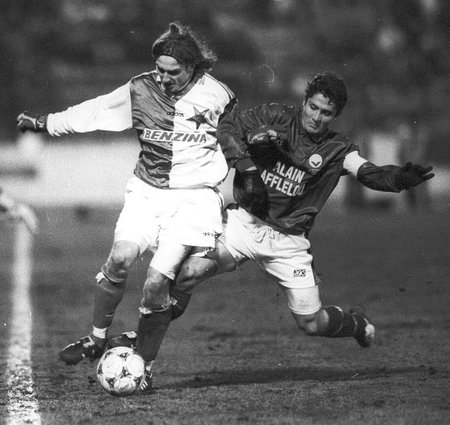 Karel Poborský v souboji s Bixente Lizarazem v semifinále poháru UEFA mezi Slavií a Bordeaux v sezoně 1995/1996