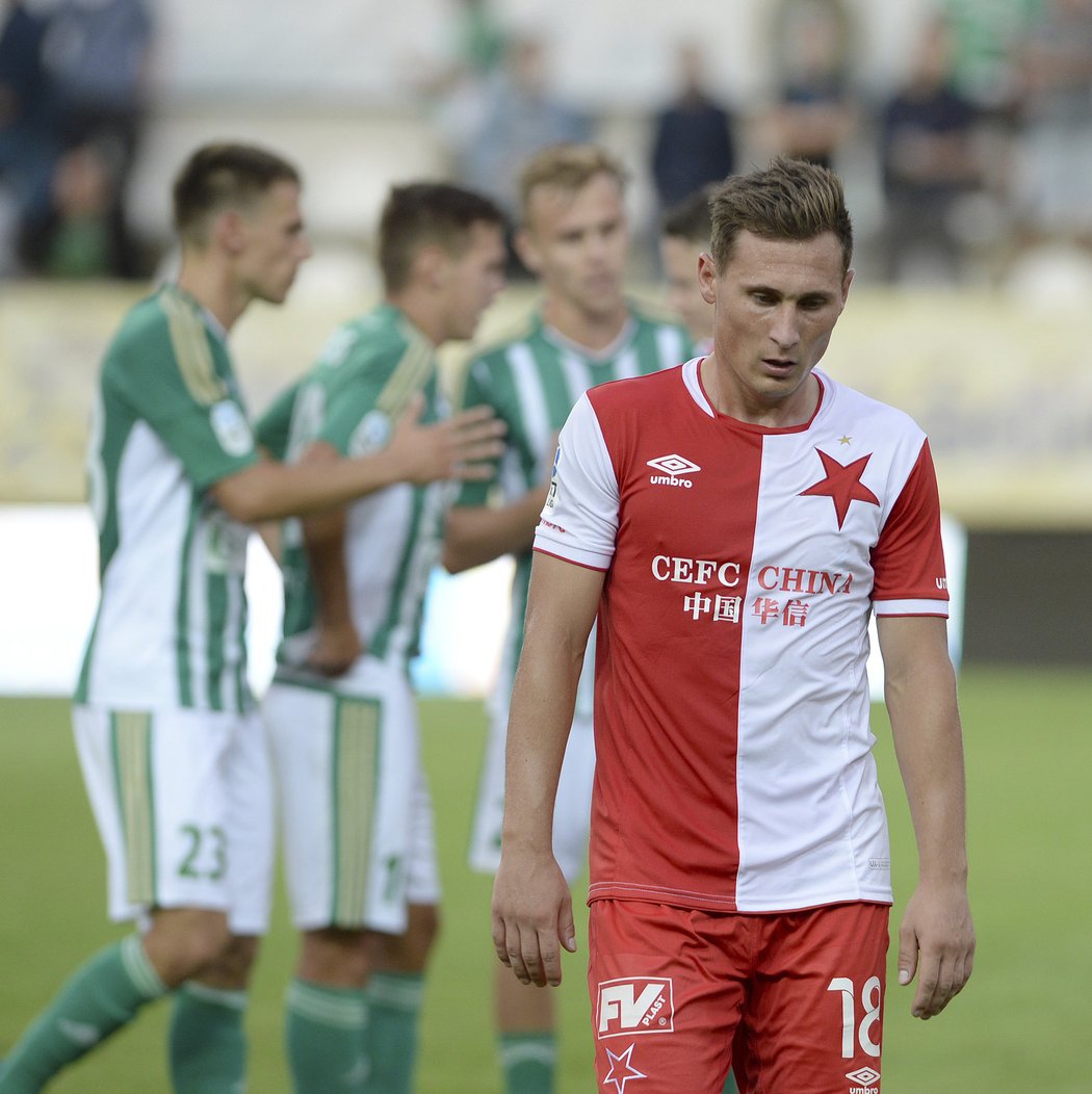 Jan Bořil odchází zklamaný po remíze Slavie s Bohemians