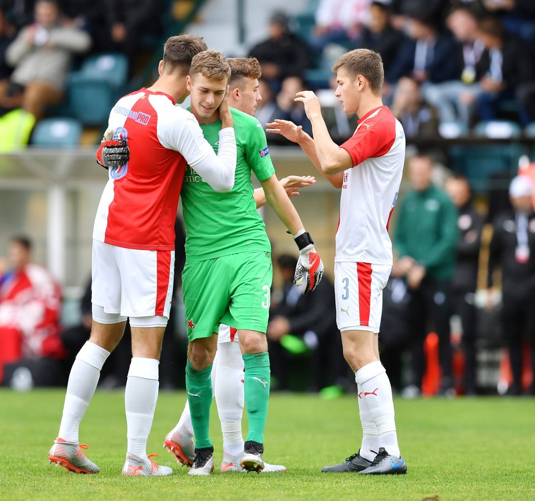 Radost mladíků Slavie po výhře nad Borussií Dortmund -  zleva David Štětka, brankář Jakub Markovič, Daniel Kosek a František Matys