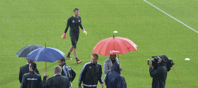 Zápas prvního kola fotbalové ligy mezi Zbrojovkou Brno a pražskou Slavií byl kvůli podmáčenému trávníku odložen.