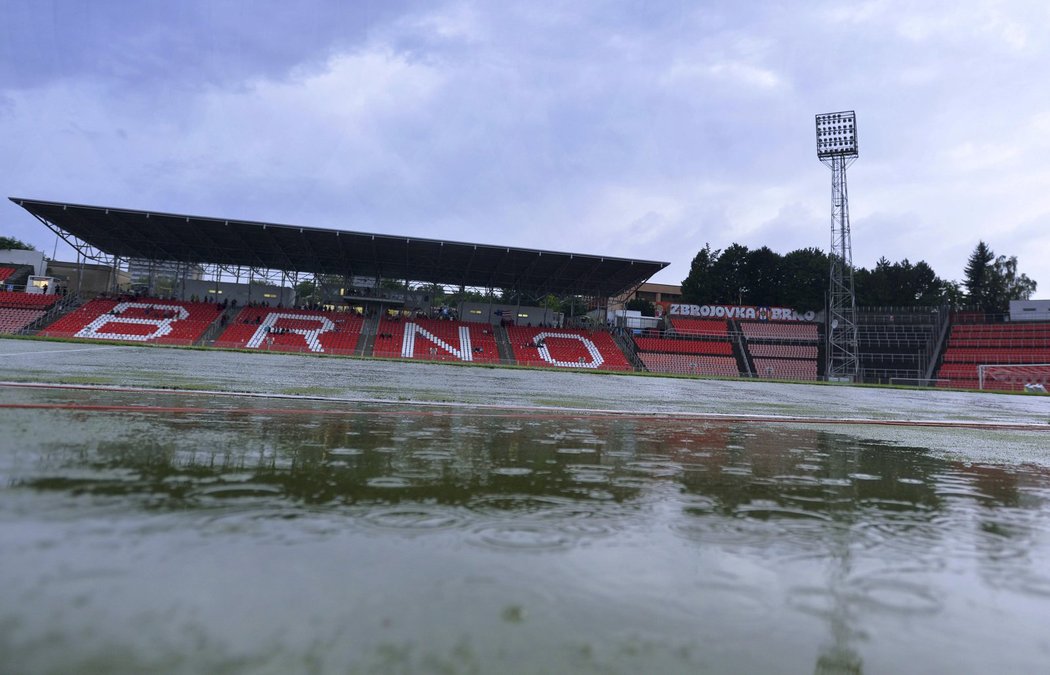 Duel mezi Zbrojovkou Brno a pražskou Slavií byl kvůli podmáčenému trávníku odložen.