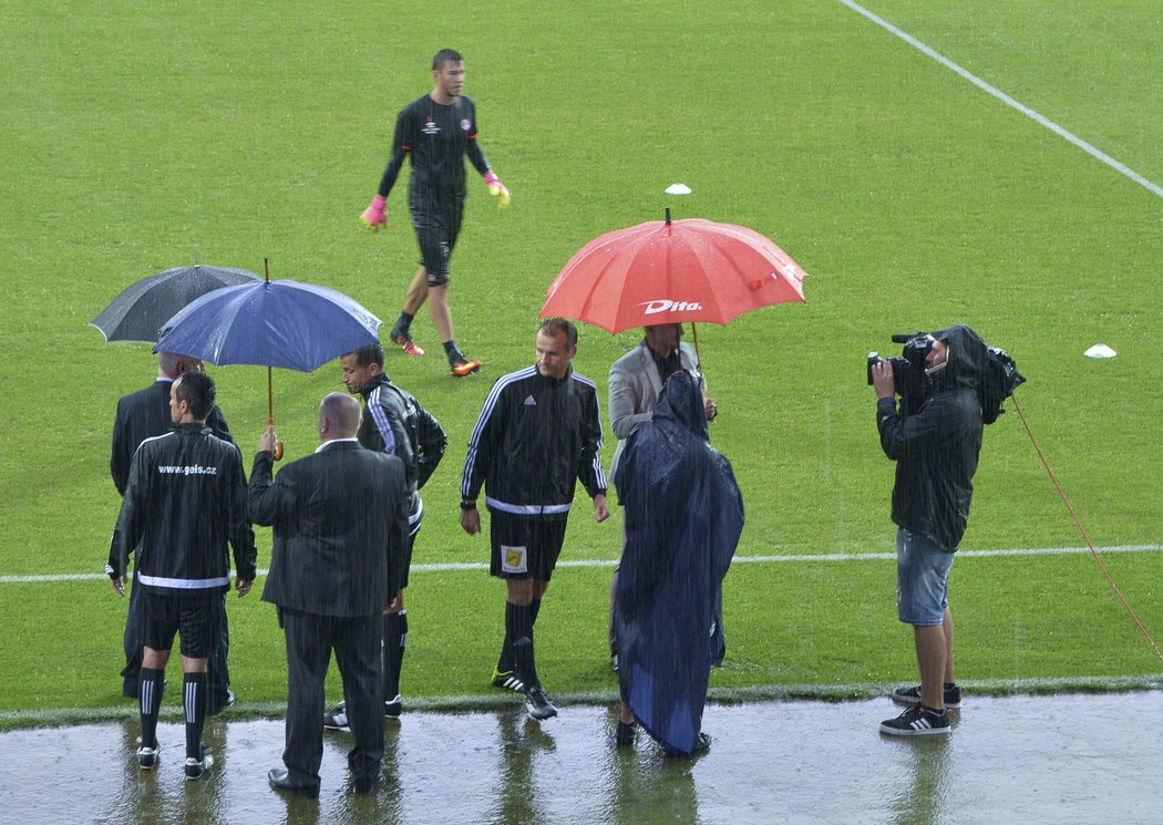 Zápas prvního kola fotbalové ligy mezi Zbrojovkou Brno a pražskou Slavií byl kvůli podmáčenému trávníku odložen.