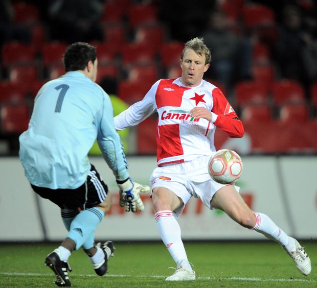 Vlček před brankářem Kučerou. Vlček před brankářem Kučerou.