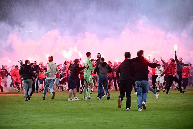 Co se bude dít teď? Derby po vniknutí fanoušků spěje ke kontumaci. Počítá s ní i Tvrdík Co se bude dít teď? Derby po vniknutí fanoušků spěje ke kontumaci. Počítá s ní i Tvrdík