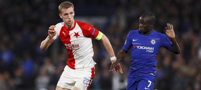 Tomáš Souček větrá obranu Chelsea v zápase EL na Stamford Bridge.