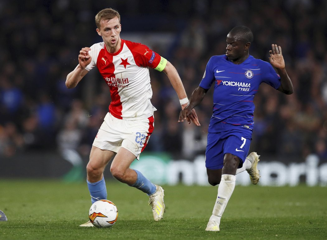 Tomáš Souček větrá obranu Chelsea v zápase EL na Stamford Bridge.