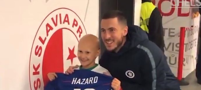 Eden Hazard, hvězdný záložník Chelsea, se vyfotil s malou Klárkou a věnoval jí dres