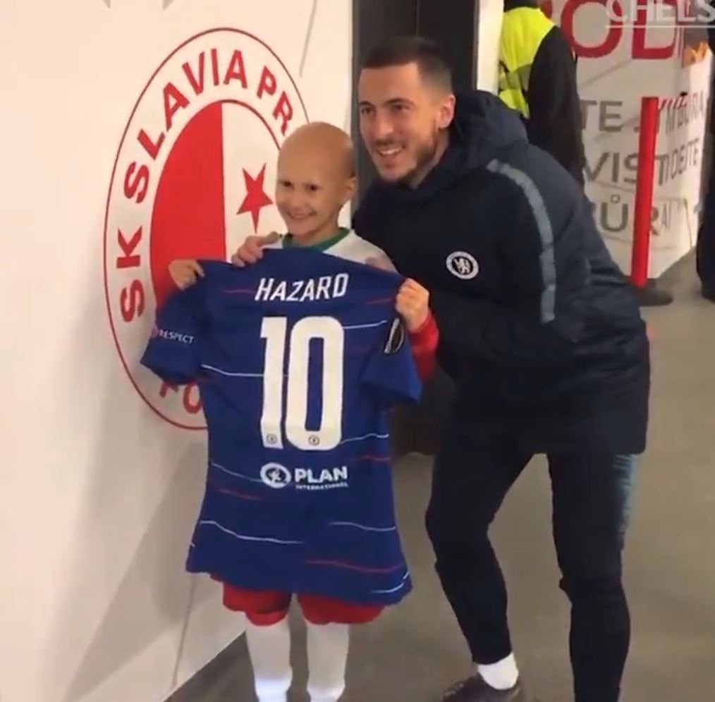 Eden Hazard, hvězdný záložník Chelsea, se vyfotil s malou Klárkou a věnoval jí dres