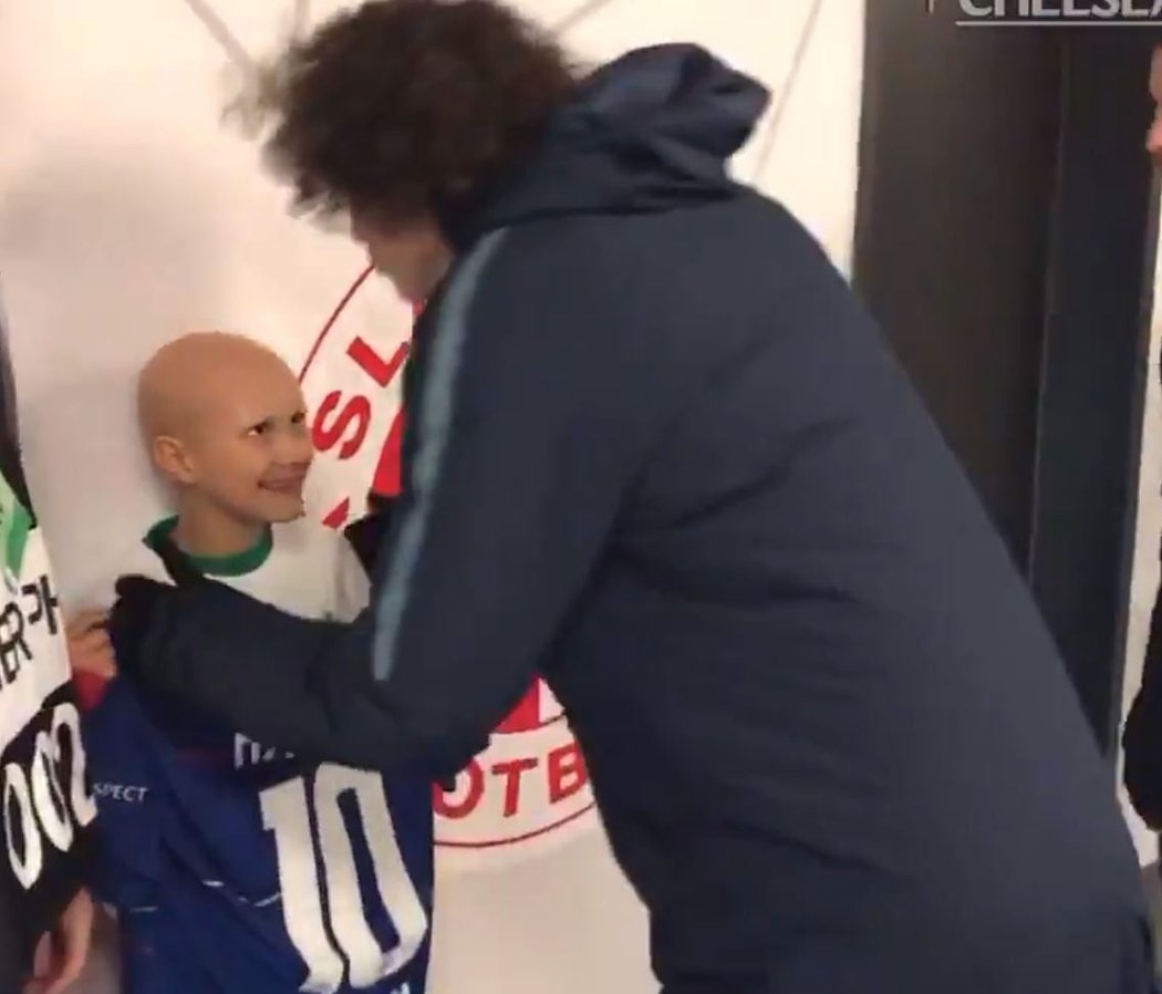 Nemocnou fotbalovou fanynku Klárku pozdravil i stoepr Chelsea David Luiz