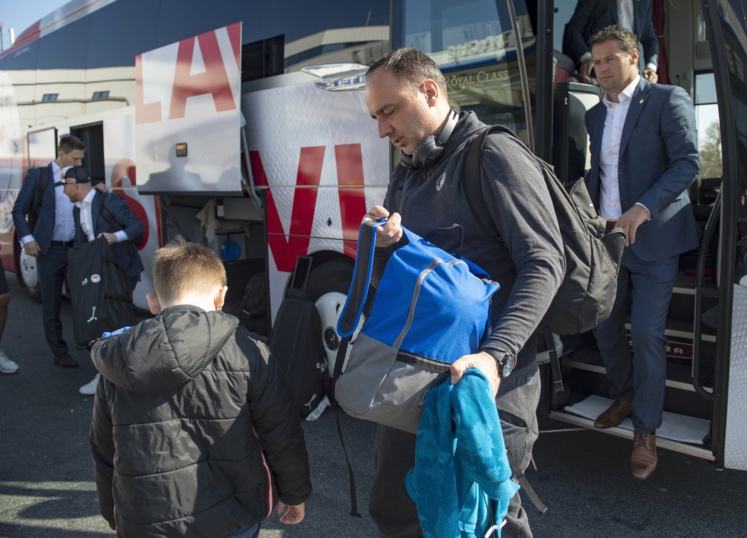 Trenér Slavie Jindřich Trpišovský před odletem do Londýna