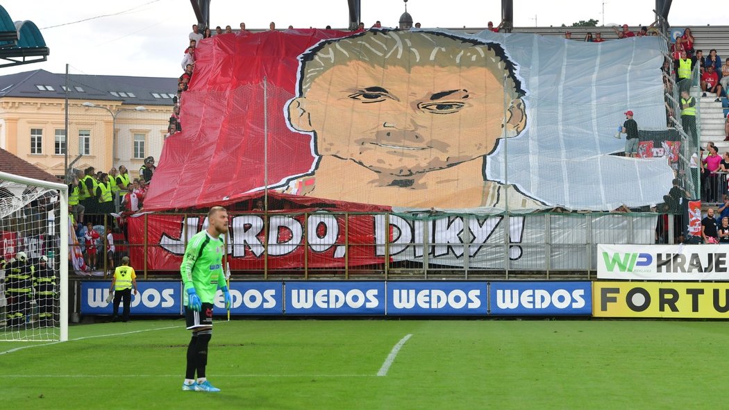 Choreo fanoušků Slavie, kteří poděkovali za služby Jaromíru Zmrhalovi, který přestoupil do italské Brescie