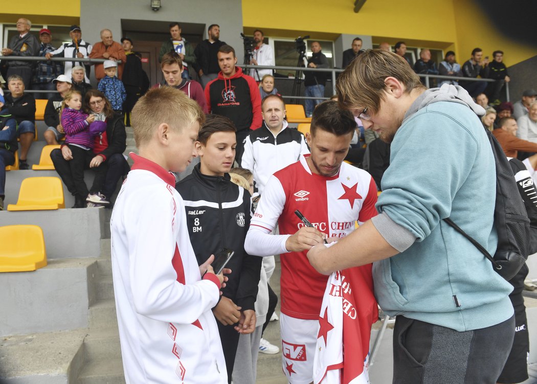 Slávista Alexandru Baluta se podepisuje fanouškům