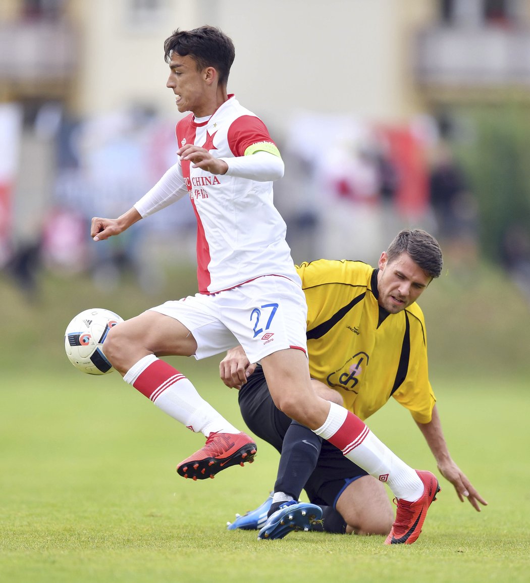 Chorvatský útočník Petar Musa se probíjí s míčem během přípravného duelu Slavie s Chotěboří