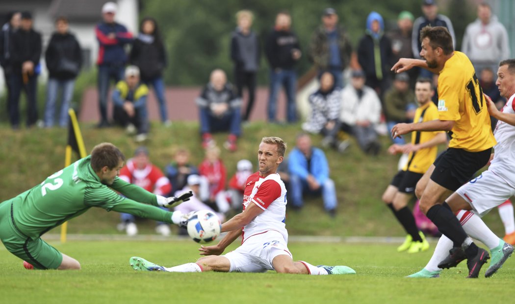 Zákrok brankáře Chotěboře Tomáše Dobrovolného proti Tomáši Součkovi během přípravného zápasu Slavie s Chotěboří