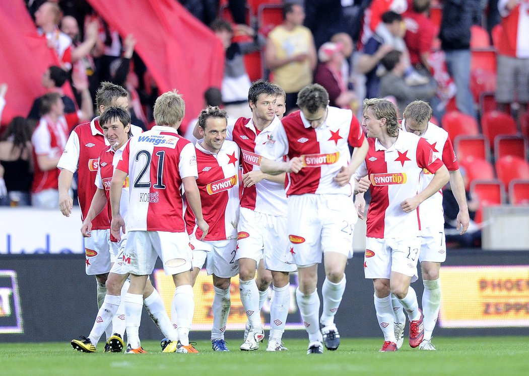 ZVLÁDLI JSME TO! Hráči Slavie se objímají po vítězství nad Slováckem 2:0.