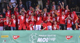 Češi v pohárech: Slavia udělala radost Spartě, mistr musí fandit Liverpoolu