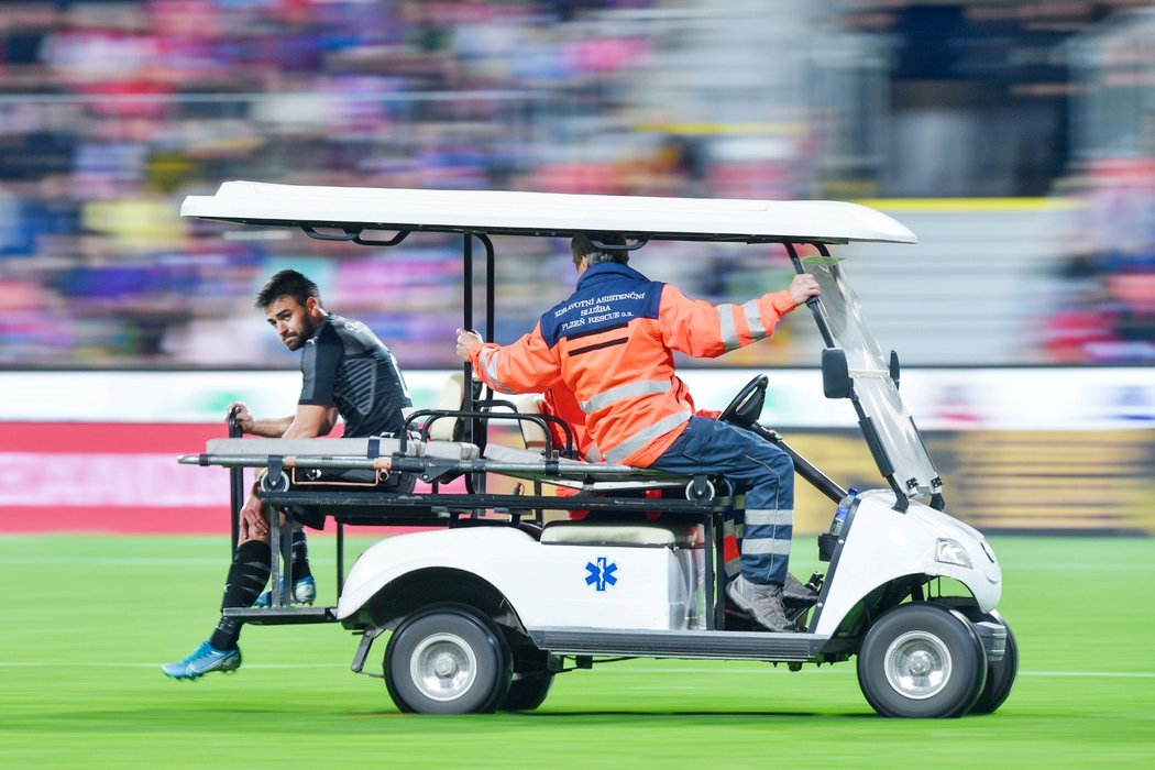 Slávista David Hovorka si v duelu s Plzní přetrhl přední zkřížený vaz a po hodině hry musel střídat. Čeká ho operace a mimo hru bude 6 - 8 měsíců