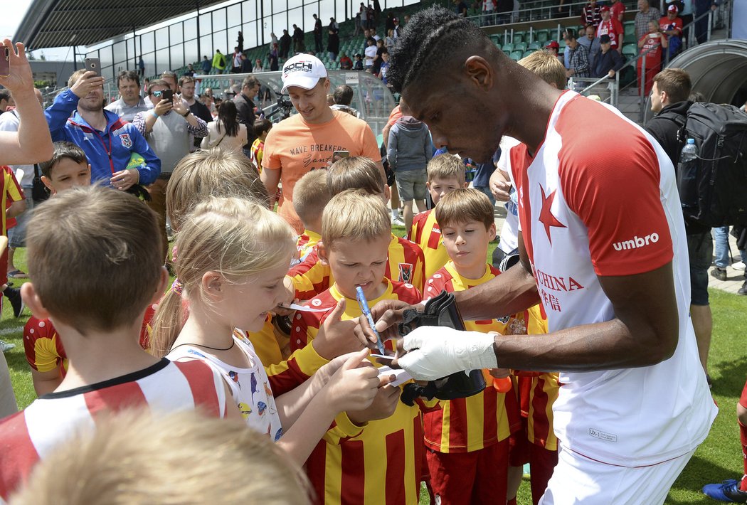 Simon Deli se podepisuje malým fanouškům před zápasem se Žilinou