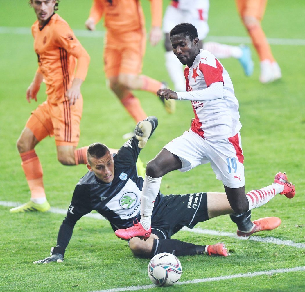 Oscar Dorley se tlačí do základní sestavy Slavie přes Jana Bořila