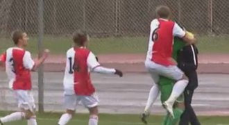 VIDEO: Syn kovaného slávisty Řeháka dal gól přes celé hřiště