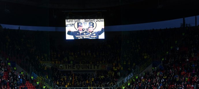 Před utkáním Slavie s Dortmundem uctili fanoušci památku zesnulého Karla Gotta