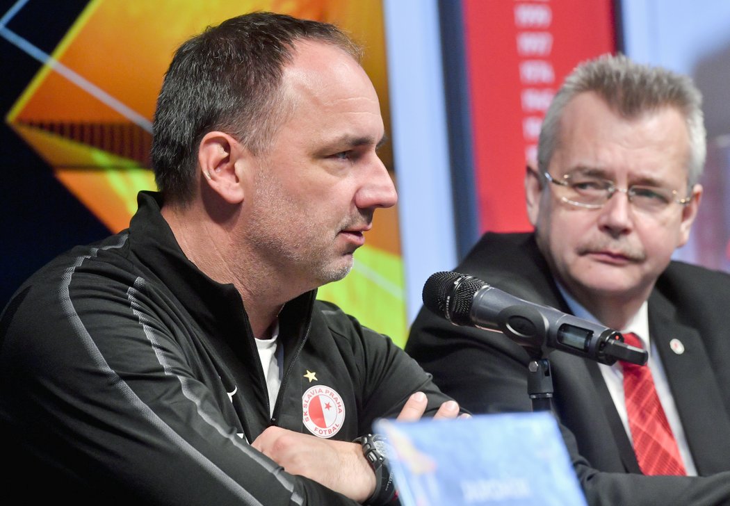 Kouč Slavie Jindřich Trpišovský na tiskové konferenci před odletem k utkání Evropské ligy do Sevilly. Vpravo šéf klubu Jaroslav Tvrdík