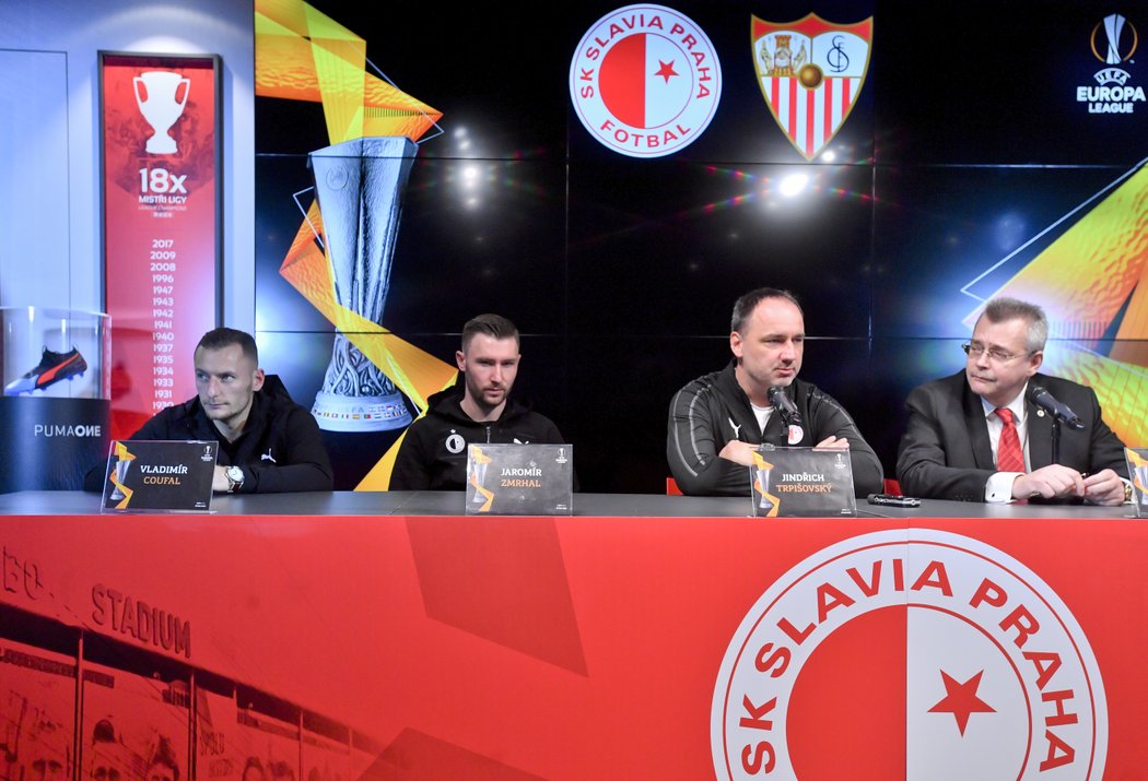 Zleva Vladimír Coufal, Jaromír Zmrhal, Jindřich Trpišovský a Jaroslav Tvrdík na tiskové konferenci před odletem Slavie k utkání EL v Seville