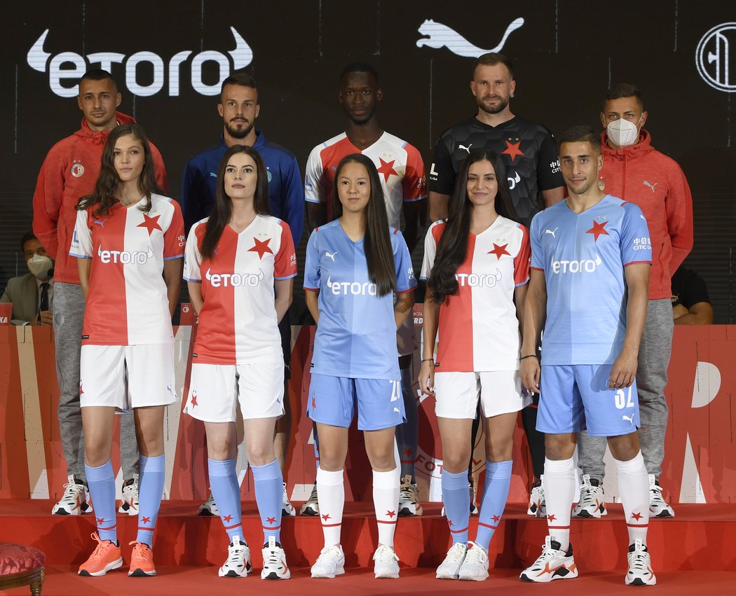 Slávističtí hráči se svými partnerkami (kromě Abdallaha Simy) představují nové klubové dresy