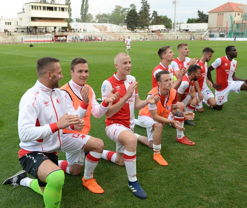 Fotbalisté Slavie slaví se svými fanoušky výhru na Dukle