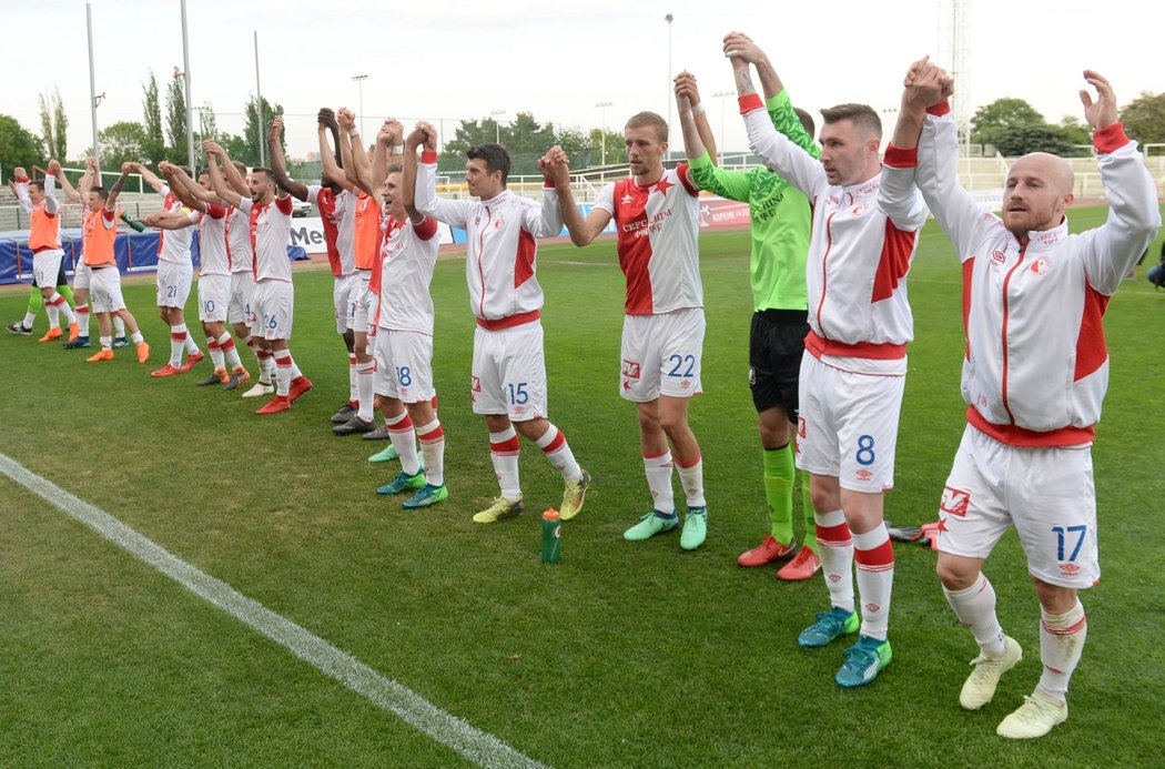 Fotbalisté Slavie slaví výhru nad Duklou