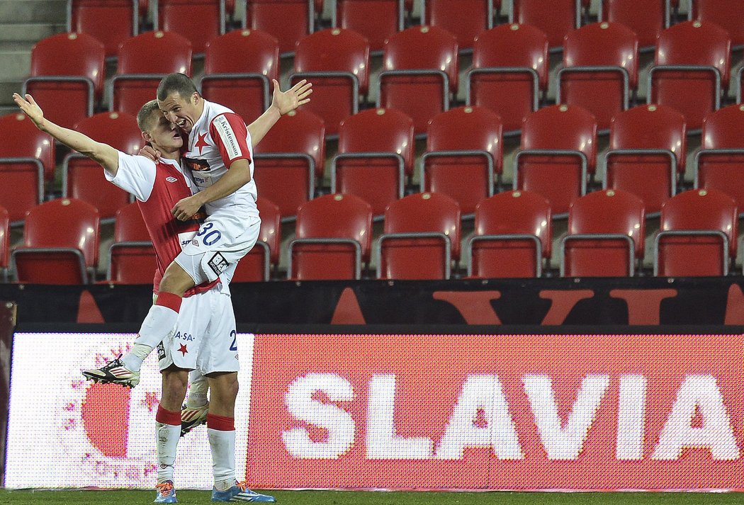 Tomáš Necid (vlevo) a Martin Dostál se radují z druhého gólu Slavie