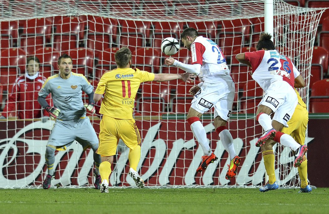 Michal Smejkal ze Slavie (třetí zleva) střílí první gól