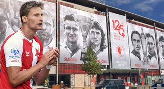 Stadion Slavie zdobí tváře legend. Za poctu děkovali Škoda i příbuzní Puče