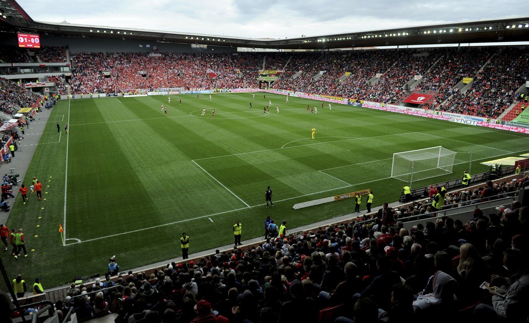 Stadion v Edenu, ve kterém sídlí Slavia a patří čínské společnosti CEFC