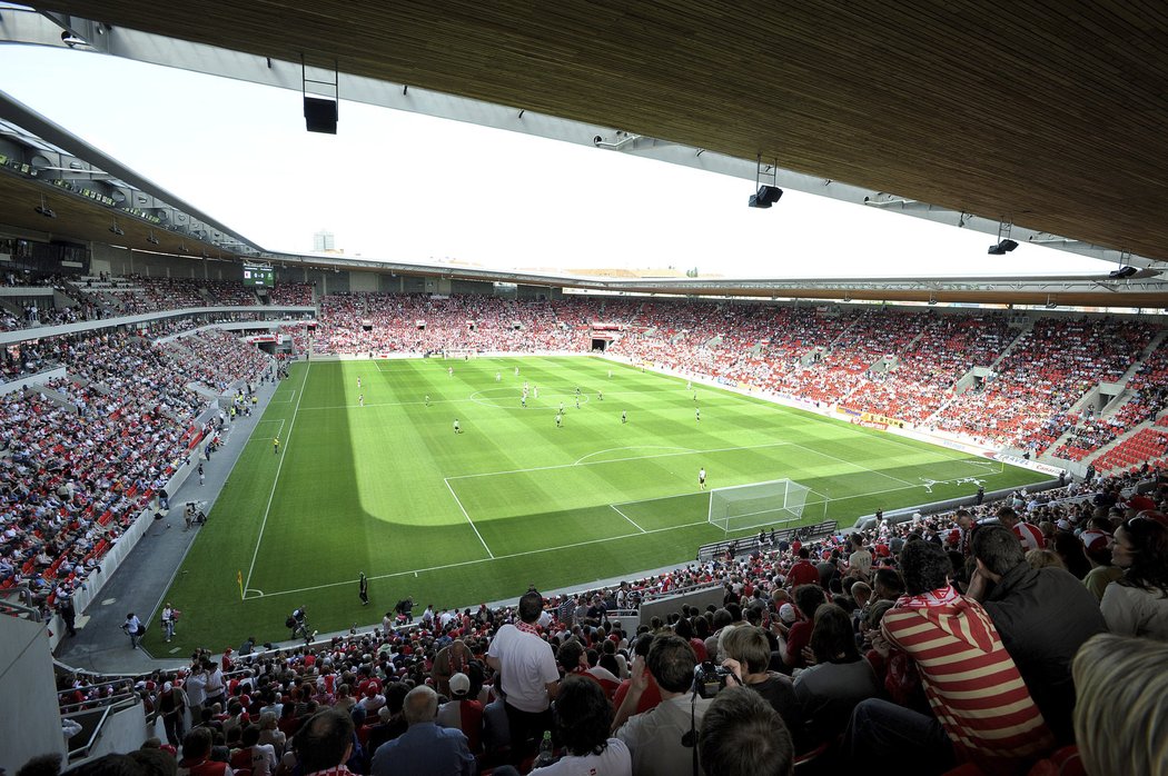 Zaplněný stadion Eden