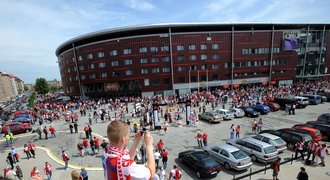 Slavia je bez sponzora, ale stadion zatím název nemění