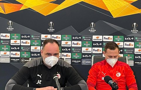 Trenér Slavie Jindřich Trpišovský (vlevo) na tiskové konferenci před odvetou s Leicesterem v Evropské lize